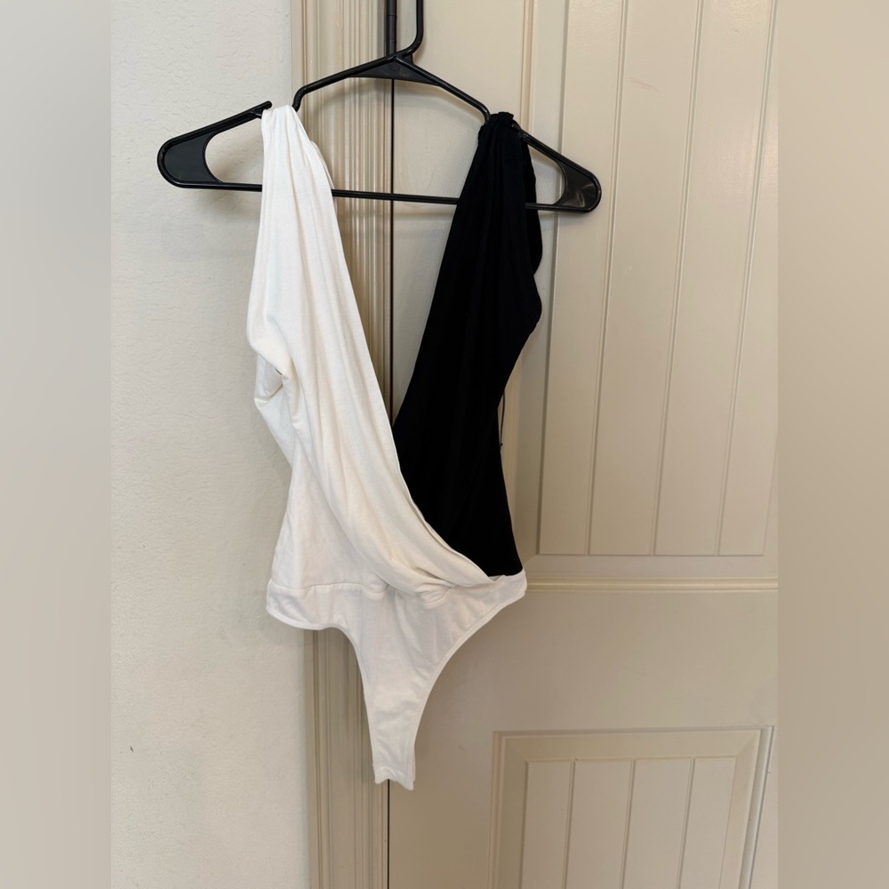 LULUS Opposites Attract Black and White Tie-Strap Bodysuit NWT SIZE MEDIUM - Picture 5 of 8